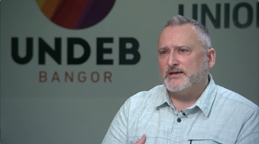 Cwnselydd yn trafod anhwylderau bwyta 