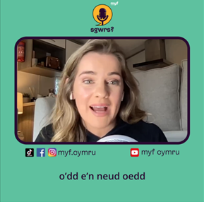 Llun o Heledd sy'n cyfrannu i'r podlediad 